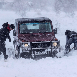 20/01/2020.- Dos hombres intentan sacar su todo terreno atrapado en la nieve este lunes, en las proximidades de Yecla, / EFE - MARCIAL GUILLÉN