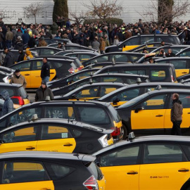 El portavoz y cabeza visible de la asociación de taxistas Elite Taxi, Alberto "Tito" Álvarez, se dirige a sus compañeros durante la asamblea que han celebrado en el aparcamiento de la T2 del Aeropuerto de El Prat. - EFE