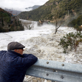 23/01/2020- Un hombre mira el río Ter, a su paso por la presa del Pasteral en el municipio de La Cellera de Ter (Girona) tras la borrasca Gloria. / EFE - DAVID BORRAT