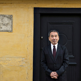 Haruki Murakami en la puerta de la que fue la casa de Hans Christian Andersen. | Reuters