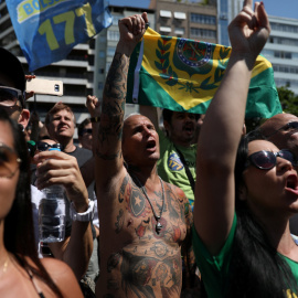 Simpatizantes del candidato ultraderechista a las elecciones presidenciales de Brasil,Jair Bolsonaro, se manifiestan en Río de Janeiro.- REUTERS/Pilar Olivares