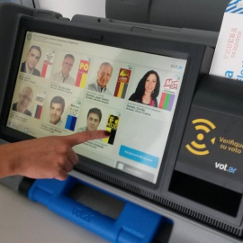 Una prueba de funcionamiento del voto electrónico.- EFE