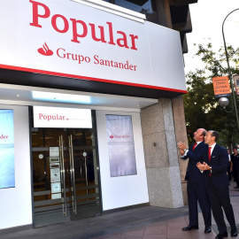 El consejero delegado de Santander España y de Popular, Rami Aboukhair, durante la colocación de los nuevos rótulos del Banco Popular con el añadido de la marca de la entidad de Ana P. Botín. E.P.