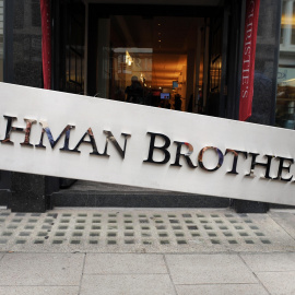 Moment en què desmuntaven el cartell de Lehman Brothers Flipboard