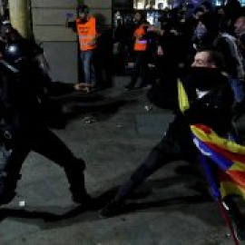 Los enfrentamientos entre manifestantes y Policía vuelven a Barcelona y dejan al menos 46 heridos y varios detenidos