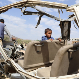 Un niño que sobrevivió al ataque en Sadaa (Yemen) sobre un bus que quedó completamente destruido  - Reuters