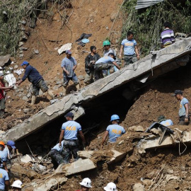 16/09/2018.- Miembros de los servicios de rescate trabajan en las labores de búsqueda de víctimas tras un corrimiento de tierra en una mina en el municipio de Itogon en la provincia de Benguet (Filipinas) hoy, 17 de septiembre de 2018. Las autoridades f