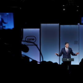 El presidente del Gobierno, Pedro Sánchez, durante su intervención en el acto con motivo de los cien días de gestión del Ejecutivo, en el que ha anunciado la eliminación de los aforamientos a los políticos. EFE/Emilio Naranjo