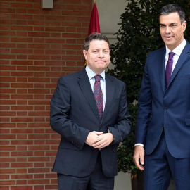 El presidente de Castilla-La Mancha, Emiliano García-Page, y jefe del Gobierno central, Pedro Sánchez, en la Moncloa, en una imagen de archivo. Foto: José Márquez