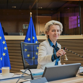 La presidenta de la Comisión Europea, Ursula von der Leyen, al comienzo de la reunión semanal del Ejecutivo comunitario, en Bruselas. E.P./dpa/European Commission/Dati Bendo