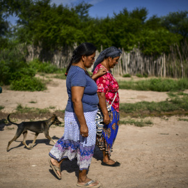 26/05/2022 - Imagen de archivo de mujeres indígenas wichi caminando por un camino en la comunidad indígena de Misión Chaquena, cerca de la ciudad de Embarcación, provincia de Salta, Argentina, el 26 de febrero de 2020.