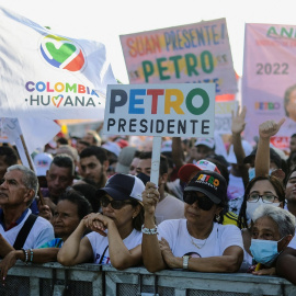 Simpatizantes del candidato presidencial colombiano Gustavo Petro de  durante un mitin de campaña.