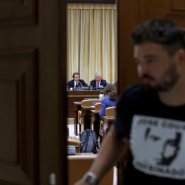 El portavoz de ERC, Gabriel Rufián, sale de la sala donde comparece el expresidente del Gobierno José María Aznar ante la comisión del Congreso de los Diputados que investiga la supuesta financiación ilegal del PP. EFE/Juan Carlos Hidalgo