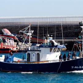 Un barco de pescadores sale del puerto de Tarifa (Cádiz) en busca de los tripulantes desaparecidos del pesquero Rúa Mar | EFE