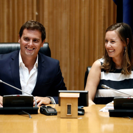 El presidente de Ciudadanos, Albert Rivera, y la diputada Melisa Rodríguez antes de la reunión que el grupo parlamentario de la formación naranja ha celebrado en el Congreso. EFE/Mariscal