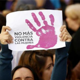 Una mujer sostiene un cartel contra la violencia machista en una manifestación / EFE