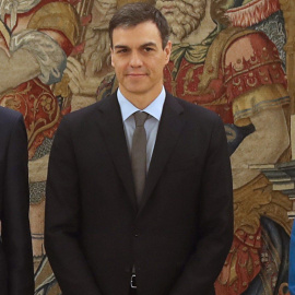 El presidente del Gobierno, Pedró Pérez, con el nuevo gobernador del Banco de España, Pablo Hernández de Cos (nombrado por Mariano Rajoy), y la ministra de Economía, Nadia Calviño, en el Palacio de la Zarzuela, el dia de la promesa de cargo del regu