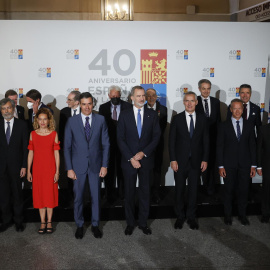 El secretario general de la OTAN, Jens Stoltenberg (c-d) posa junto con el presidente del Gobierno, Pedro Sánchez (c-i), el rey Felipe VI (c) y otras autoridades este lunes en Madrid a su llegada al acto de conmemoración por el 40 aniversario del ingres