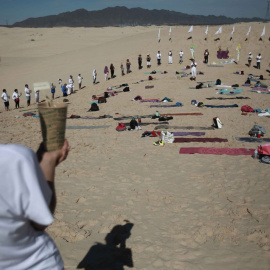 30/05/2022 - Personas participan en una clase de yoga en los Campos de Dunas de Samalayuca, en el norte del estado mexicano de Chihuahua en Ciudad Juárez, (México) el 3 de julio de 2021.