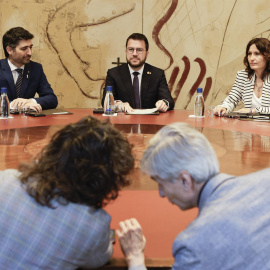 El presidente de la Generalitat, Pere Aragonés, junto a su vicepresidente, Jordi Puigneró (i), y la consellera de Presidencia, Laura Vilagrà (d), durante la reunión extraordinaria de Govern este lunes 30 de mayo de 2022.