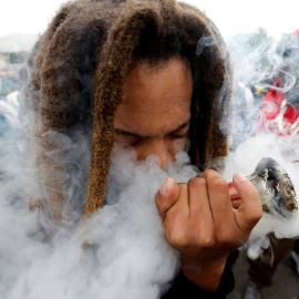 Un hombre fuma marihuana durante una marcha en Ciudad del Cabo en favor de la legalización. (MIKE HUTCHINGS | REUTERS)