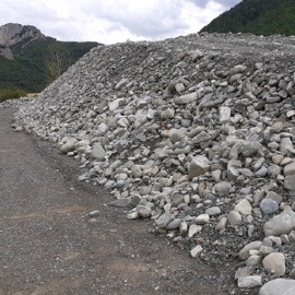 31/05/2022. Imagen de las gravas extraídas del cauce del río durante las obras y que siguen junto a él casi dos años después de haber finalizado, a septiembre de 2022.