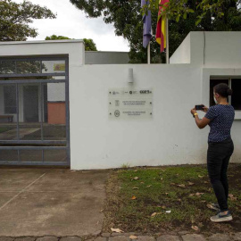 Una mujer toma una fotografía de la fachada de la Academia Nicaragüense de la Lengua(Nicaragua)