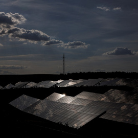 El sol se refleja en un parque de energía solar en Saelices, España.