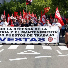 Centenares de personas reclaman la continuidad de la planta de Vestas en León. EFE/J.Casares