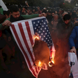 03/01/2020 - Varios iraníes queman una bandera de EEUU en una manifestación tras el ataque ataque aéreo en Irak. / EFE