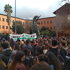 Concentración que impulsaron los estudiantes el 9 de abril con el primer caso de irregularidad en un máster, el de Pablo Casado. | Teresa Corral