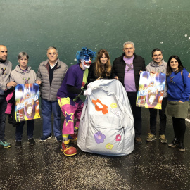 El payaso Porrotx junto a integrantes de Sare durante la presentación del acto que tendrá lugar el domingo en Donostia. SARE