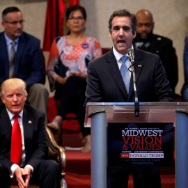 El exabogado de Donald Trump, Michael Cohen, junto al presidente de EEUU durante un acto de la campaña electoral en Ohio. / Reuters