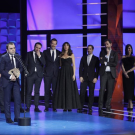 11/01/2020.- El equipo de "La trinchera infinita" recibe el galardón a la Mejor Película, durante la gala de los Premios Forqué celebrada esta noche en el Palacio Municipal de Ifema, en Madrid. EFE/Javier Lizón