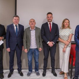 E-D: Francisco Caamaño (Osur); Àngel Simón (Agbar); José María Álvarez (UGT); Felipe Campos (Aigües de Barcelona); Natàlia Peiró (Càritas) i Antoni Bruel (Creu Roja)