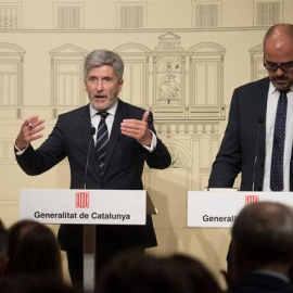 El ministre de l'Interior, Fernando Grande-Marlaska, i el conseller d'Interior de la Generalitat de Cataluny, Miquel Buch, durante la roda de premsa que han ofert després de la reunió de la Junta de Seguretat de Catalunya. EFE/Marta Pérez