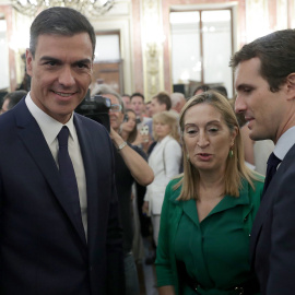 El presidente del Gobierno, Pedro Sánchez, la presidenta del Congreso, Ana Pastor, y el presidente del PP, Pablo Casado,en el Salón de los Pasos Perdidos poco antes de la presentación de los actos conmemorativos del cuarenta aniversario de la Constituc