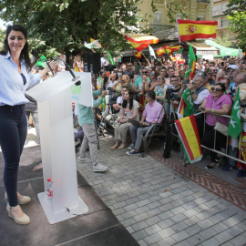 La candidata de vox a la presidencia de Andalucía, Macarena Olona, durante un acto de precampaña electoral celebrado este sábado 28 de mayo de 2022 en la plaza del Campillo en Granada.