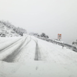 Una de las carreteras valencianas cortadas por la copiosa nevada que ha caido este domingo. EP