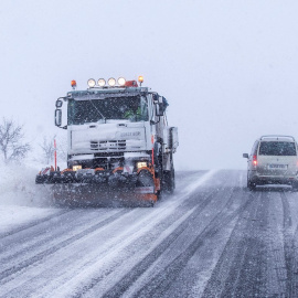 20/01/2020.- Una maquina quitanieves retira la nieve acumulada de la carretera N-344 que une Murcia con Valencia este lunes en las proximidades de Yecla, a causa de la intensa nevada que se esta produciendo en la zona del altiplano de la Región de Murcia