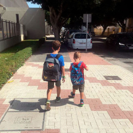 Dos niños de camino al colegio en un momento del estudio. / UMA