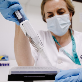 31/05/2022. Una técnico de laboratorio prepara una PCR para el análisis de la viruela del mono, en el Hospital Ramón y Cajal, a 30 de mayo de 2022, en Madrid (España).