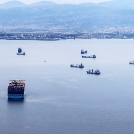 Los barcos navegan junto a la bahía de Haifa en el mar Mediterráneo, en Israel.