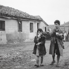 Dos niños del Cerro del Tío Pío, pisando el barro característico del barrio. MUSEO DE HISTORIA DE MADRID