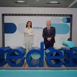 La presidenta de Red Eléctrica(que ahora pasa a denominarse Redeia), Beatriz Corredor, y el consejero delegado, Roberto G. Merino, con el nuevo logo de la compañía.