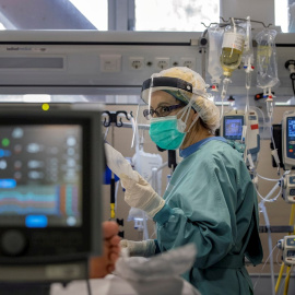 02/01/2021. Una profesional sanitaria trabaja en la UCI del Hospital Vall d'Hebron de Barcelona. - EFE