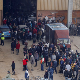 02/01/2021. Los agentes desalojan la nave donde estaba teniendo lugar la macrofiesta ilegal. - EFE