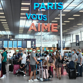 07/06/2022. Un grupo de personas esperando en el aeropuerto de Orly en París, a 1 de agosto de 2020.