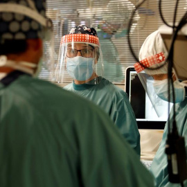 Varios profesionales sanitarios trabajan en la UCI del Hospital Vall d'Hebron de Barcelona.