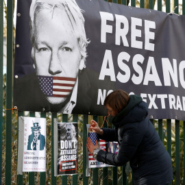 Carteles y pancartas contra la extradición de Julian Assange a EEUU, en la verja de Woolwich Court Court en Londres.